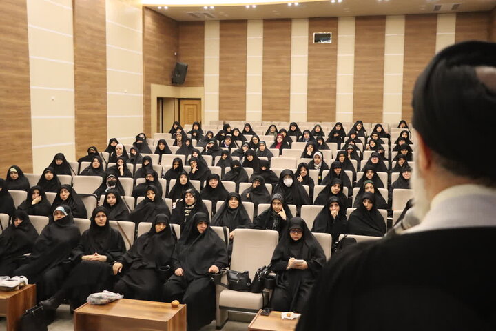برگزاری نشست تبیینی «بر مدار حسین» ویژه شبکه بانوان کنش‌گر در تبریز