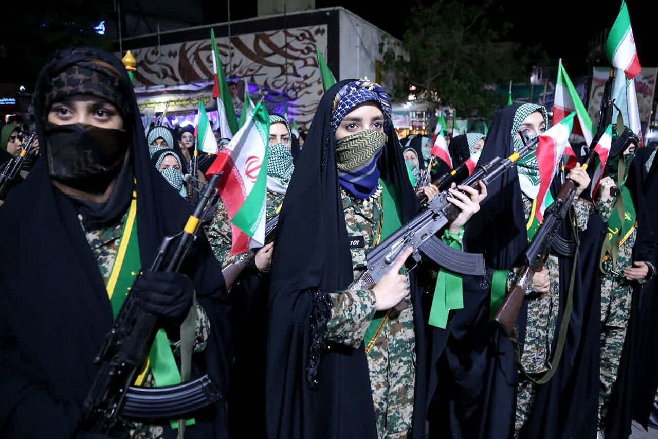 آیین گرامیداشت شهدای جنگ رمضان همزمان با تجمع شبانه سنندجی‌ها
