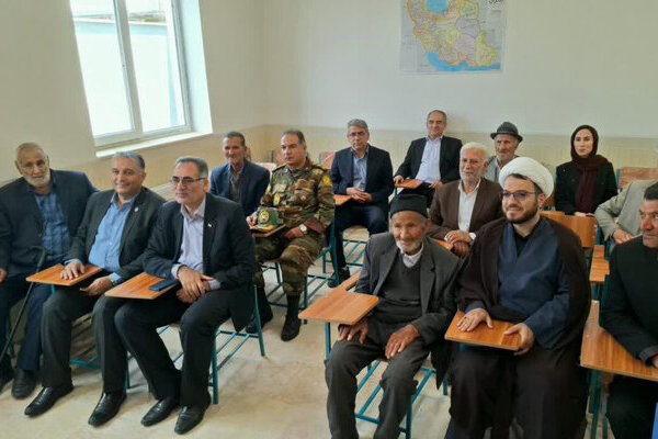 حاج خلیل، خیر ۱۰۰ ساله مرندی پای کلاس درس نشست