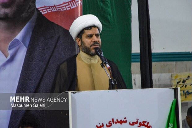 امام جمعه موقت بندرعباس: رزمندگان و دیپلمات‌ها قرص و محکم ایستاده‌اند