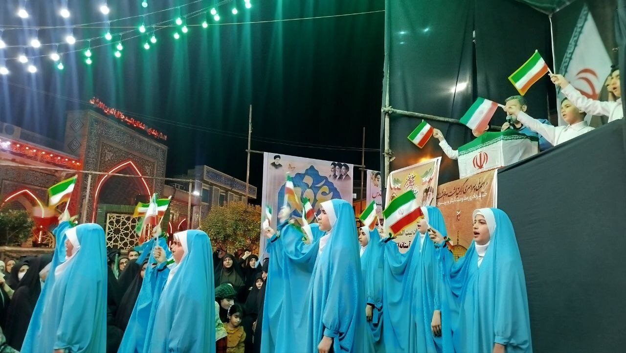 رونمایی از نماهنگ «مدافعان خاک گیلانیم» در تجمع شبانه آستانه اشرفیه رونمایی از نماهنگ «مدافعان خاک گیلانیم» در تجمع شبانه آستانه اشرفیه