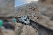 سقوط تریلی در جاده کلات؛ راننده از میان آهن‌پاره‌ها نجات یافت 