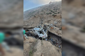 سقوط تریلی در جاده کلات؛ راننده از میان آهن‌پاره‌ها نجات یافت 