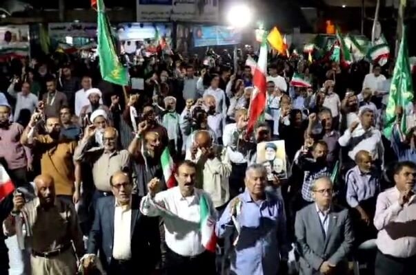 تجمع شبانه مردم بندر دیر در دفاع از انقلاب