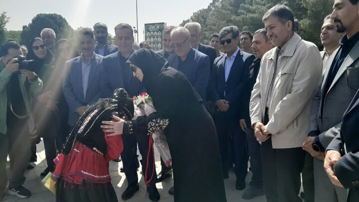 ادای احترام رئیس سازمان محیطزیست به مقام والای شهدای شاهینشهر