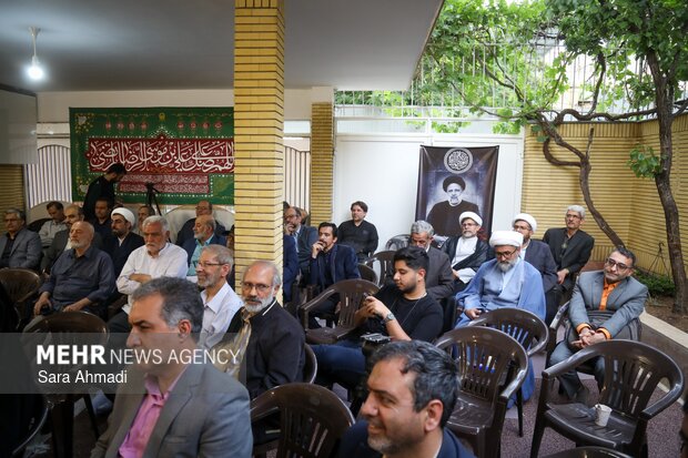 حضور اعضای بسیج اساتید دانشگاه در منزل شهید رئیسی