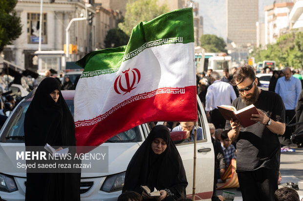 مراسم قرائت دعای روز عرفه در حسینیه صنف لباس‌فروشان تهران