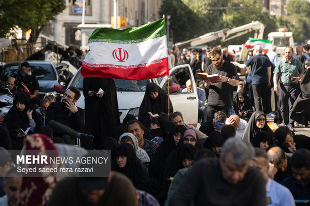مراسم قرائت دعای روز عرفه در حسینیه صنف لباس‌فروشان تهران