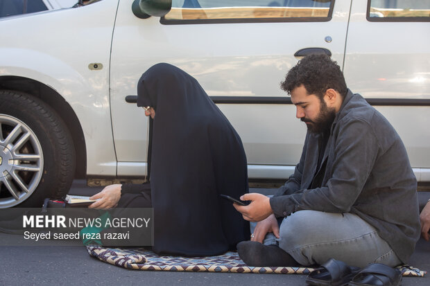 مراسم قرائت دعای روز عرفه در حسینیه صنف لباس‌فروشان تهران