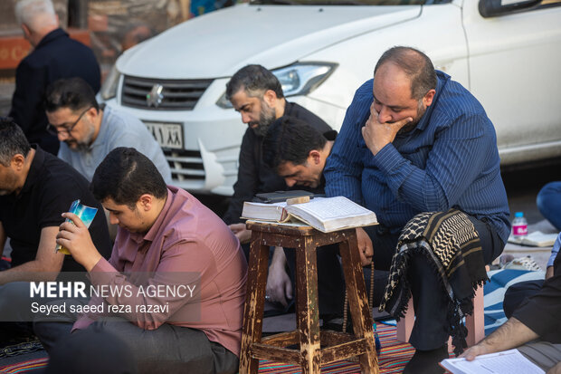 مراسم قرائت دعای روز عرفه در حسینیه صنف لباس‌فروشان تهران