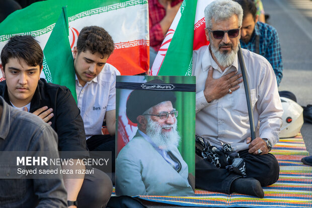 مراسم قرائت دعای روز عرفه در حسینیه صنف لباس‌فروشان تهران