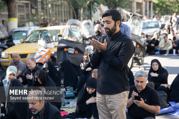 مراسم قرائت دعای روز عرفه در حسینیه صنف لباس‌فروشان تهران