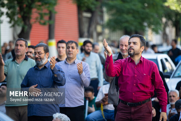 مراسم قرائت دعای روز عرفه در حسینیه صنف لباس‌فروشان تهران