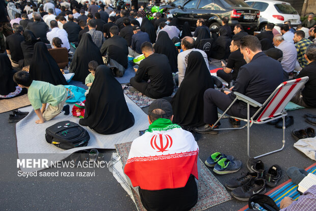 مراسم قرائت دعای روز عرفه در حسینیه صنف لباس‌فروشان تهران