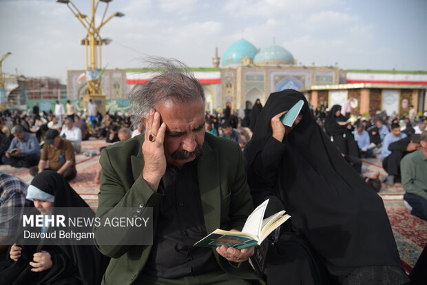 نوای دعای عرفه در حرم رضوی طنین‌انداز شد