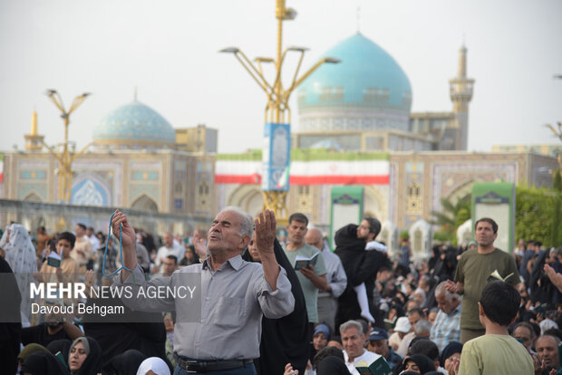 نوای دعای عرفه در حرم رضوی طنین‌انداز شد