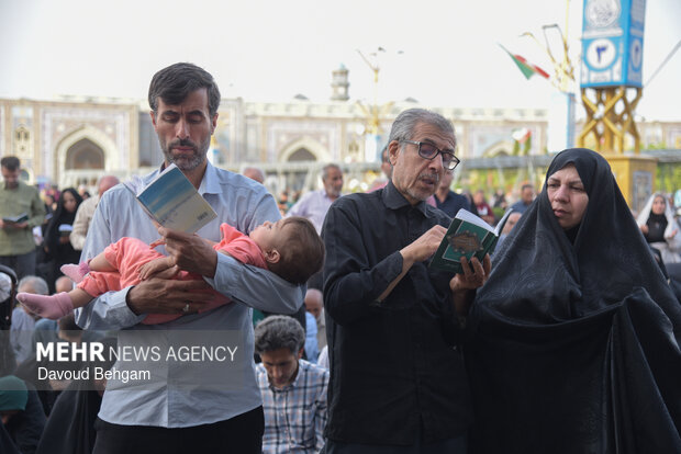 نوای دعای عرفه در حرم رضوی طنین‌انداز شد