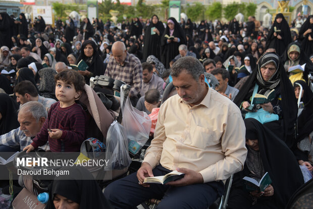 نوای دعای عرفه در حرم رضوی طنین‌انداز شد