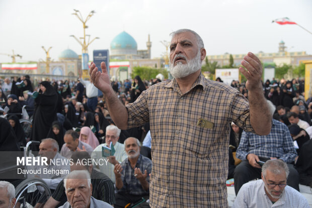 نوای دعای عرفه در حرم رضوی طنین‌انداز شد