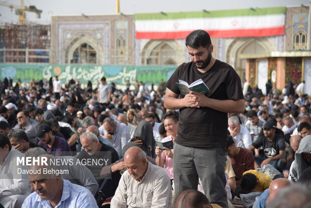 نوای دعای عرفه در حرم رضوی طنین‌انداز شد