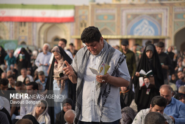 نوای دعای عرفه در حرم رضوی طنین‌انداز شد