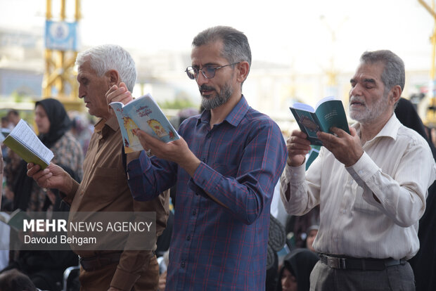 نوای دعای عرفه در حرم رضوی طنین‌انداز شد