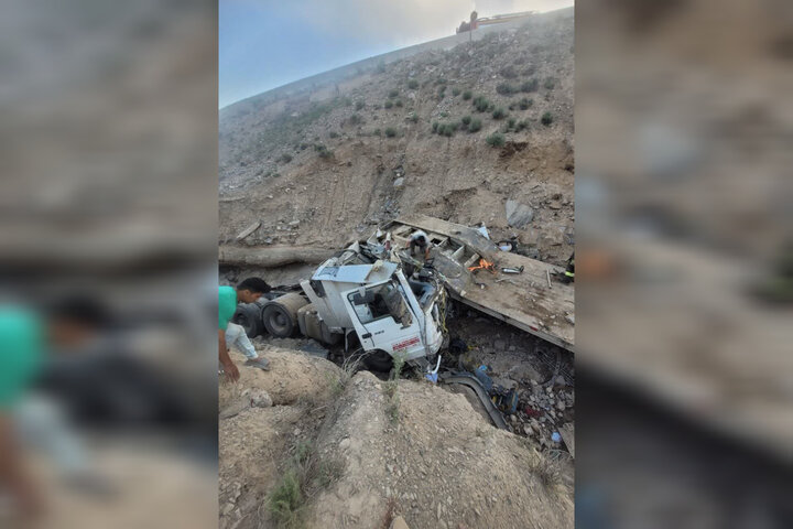 سقوط تریلی در جاده کلات؛ راننده از میان آهن‌پاره‌ها نجات یافت 