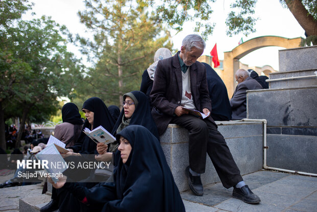 قرائت دعای عرفه در همدان