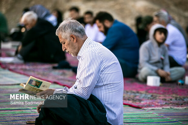 مراسم قرائت دعای روز عرفه در کهف الشهداء