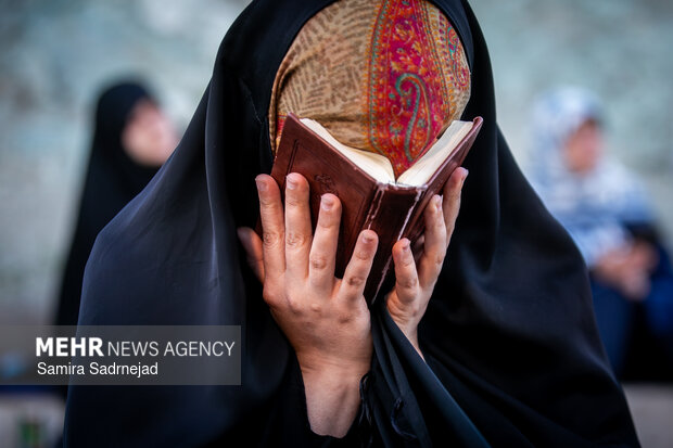 مراسم قرائت دعای روز عرفه در کهف الشهداء