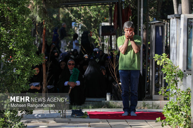 Arafa Day in Tehran's Behesht Zahra
