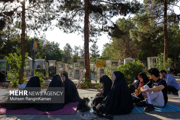 Arafa Day in Tehran's Behesht Zahra