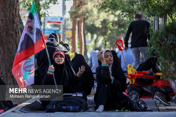 Arafa Day in Tehran's Behesht Zahra