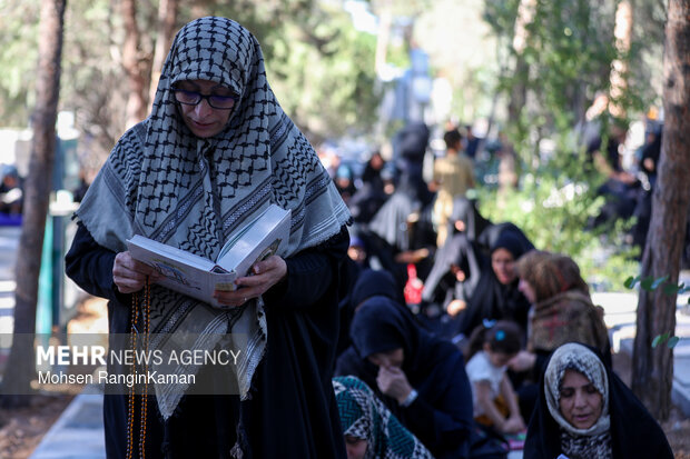 Arafa Day in Tehran's Behesht Zahra