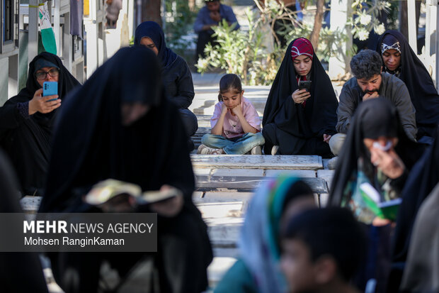 Arafa Day in Tehran's Behesht Zahra