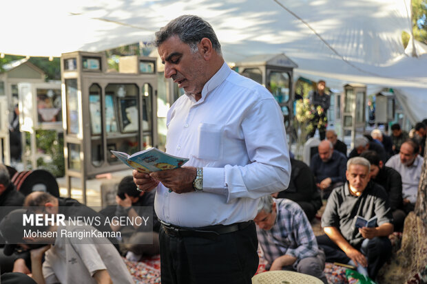 
Arafa Day in Tehran's Behesht Zahra