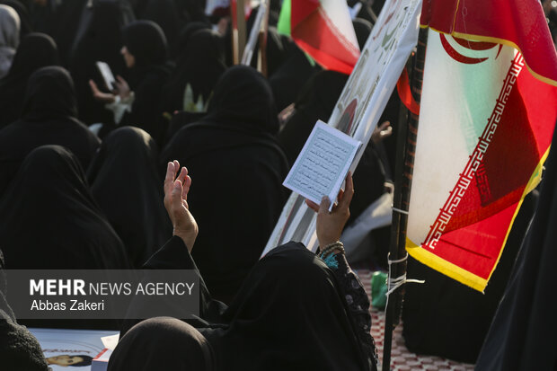 مراسم دعای عرفه در جوار شهدای دانش آموز میناب