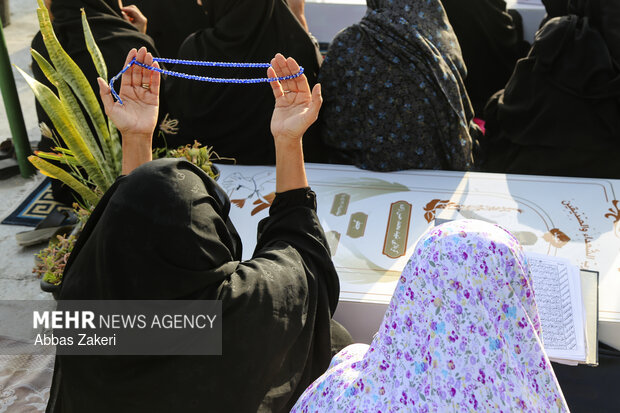 مراسم دعای عرفه در جوار شهدای دانش آموز میناب