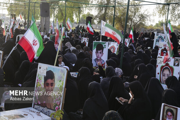 مراسم دعای عرفه در جوار شهدای دانش آموز میناب