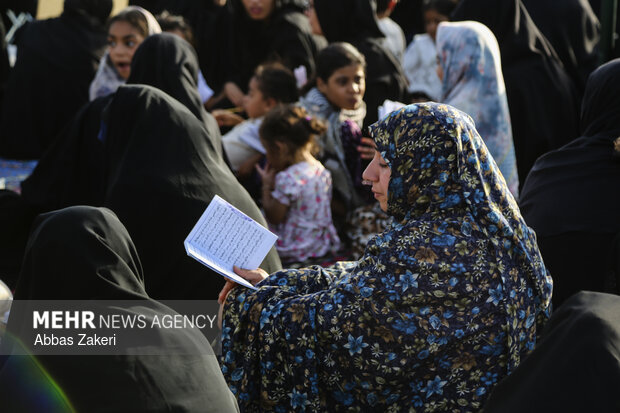 مراسم دعای عرفه در جوار شهدای دانش آموز میناب