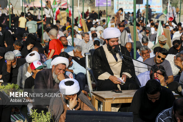 مراسم دعای عرفه در جوار شهدای دانش آموز میناب