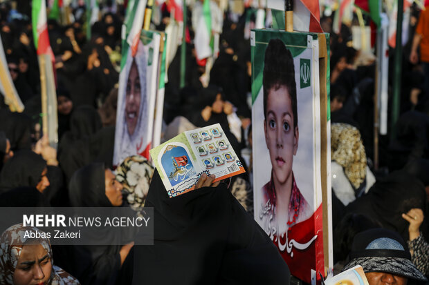 مراسم دعای عرفه در جوار شهدای دانش آموز میناب