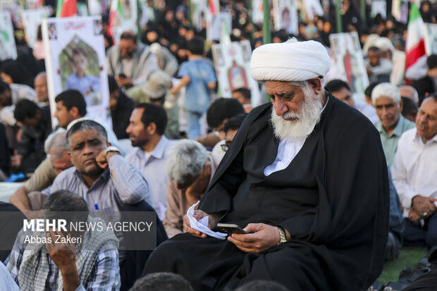 مراسم دعای عرفه در جوار شهدای دانش آموز میناب