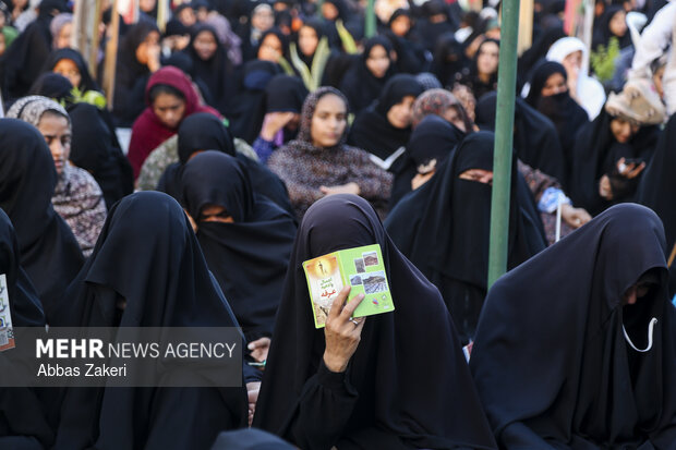 مراسم دعای عرفه در جوار شهدای دانش آموز میناب
