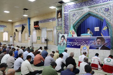 امام جمعه دیر: شعار مرگ بر آمریکا و اسرائیل جهانی شده است