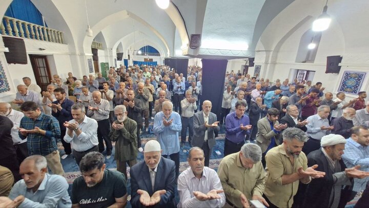 گوشه ای از اقامه نماز عید قربان در لاهیجان گوشه ای از اقامه نماز عید قربان در لاهیجان