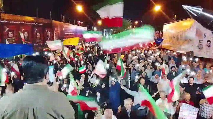 اجتماع و راهپیمایی شبانه مردم انقلابی نوشهر اجتماع و راهپیمایی شبانه مردم انقلابی نوشهر