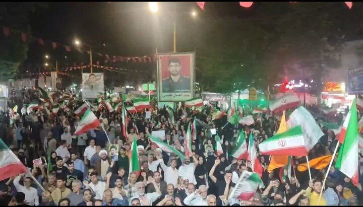 فریاد «اللهاکبر، خامنهای رهبر» مردم خرمآباد فریاد «اللهاکبر، خامنهای رهبر» مردم خرمآباد
