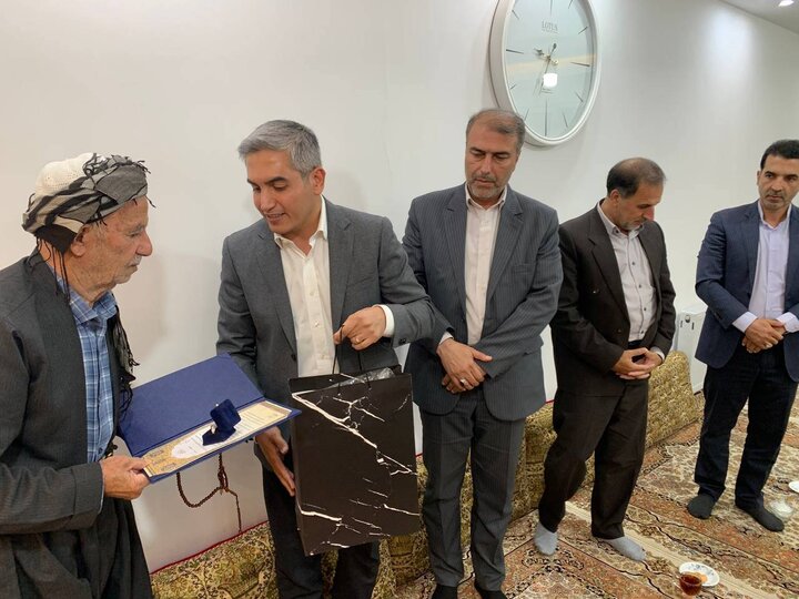 دیدار نماینده ویژه رئیس مجلس با خانواده شهدای جنگ رمضان در کردستان