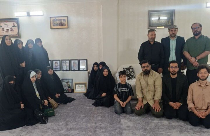 محفل شاعران قمی در منزل خانواده شهیدان رسولی برگزار شد